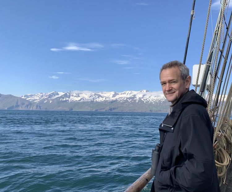 Den engelske skuespiller Alexander Armstrong agerer turistguide i BBC's miniserie fra Island.  