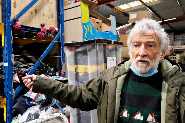 François Guennoc fra l’ Auberge des Migrants i det gigantiske pakhus i Calais, hvor telte, tæpper, fødevarer, tøj og sko hober sig op. Hans og andre ngo'er får ikke støtte fra stat eller kommune, men klarer sig takket være indsamlinger og støttebeløb.. Foto: Michael Seidelin. Foto: Michael Seidelin