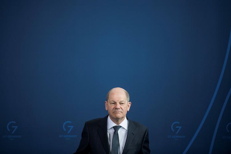 Tysklands forbundskansler Olaf Scholz fylder for lidt i kampen for at få mere effektive sanktioner mod russerne og mere hjælp til ukrainerne, mener den britiske regering ifølge kilder i London. Foto: Pool/Ritzau Scanpix