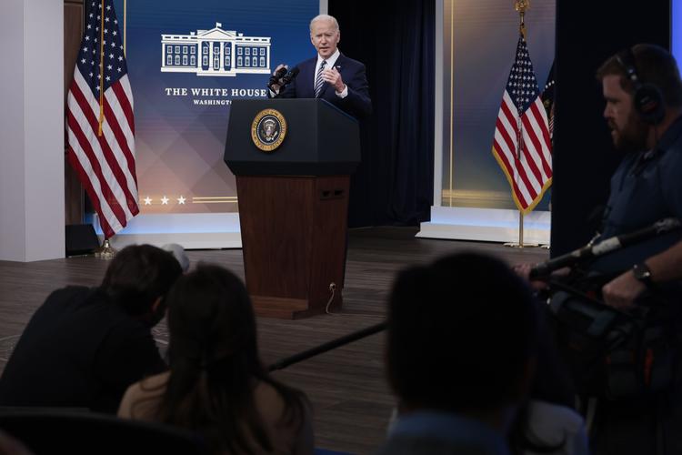     WASHINGTON, DC - MARCH 31: U.S. President Joe Biden answers questions from reporters after giving remarks on gas prices in the United States from the South Court Auditorium of the White House on March 31, 2022 in Washington, DC. During his remarks President Biden announced that he is authorizing the release of barrels of oil from oil reserves over the next six months in an attempt to help ease the price of gas. Anna Moneymaker/Getty Images/AFP == FOR NEWSPAPERS, INTERNET, TELCOS &amp; TELEVISION USE ONLY ==   Foto: Anna Moneymaker/Ritzau Scanpix