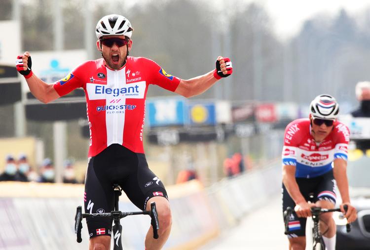 For et år siden sikrede Kasper Asgreen sig karrierens største triumf, da han afviste hollænderen Mathieu van der Poel på de sidste meter af Flandern Rundt.
 Foto: Olivier Matthys/Ritzau Scanpix