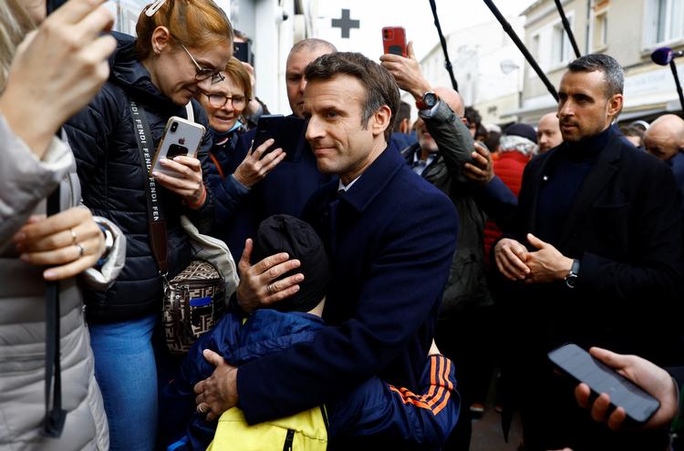     Præsident Macron erklærer sig under valgkampen rystet over afsløringerne af forholdene på flere private plejehjem og lover at sætte ældrepolitik i fokus. Men han har kun få og ufinansierede konkrete forslag. Foto Stephane Mahe