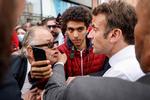     På sine sjældne møder med almindelige franskmænd bliver præsident Macron som her i Dijon konstant konfronteret med klagen over, at lave lønninger og pensioner kombineret med stadig højre priser gør det umuligt for millioner at få økonomien til at hænge sammen. Foto: Ludovic Marin/Ritzau Scanpix