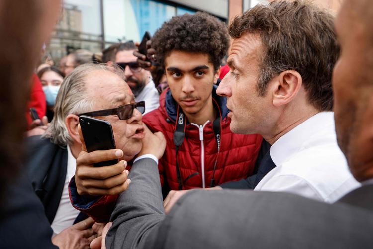     På sine sjældne møder med almindelige franskmænd bliver præsident Macron som her i Dijon konstant konfronteret med klagen over, at lave lønninger og pensioner kombineret med stadig højre priser gør det umuligt for millioner at få økonomien til at hænge sammen. Foto: Ludovic Marin/Ritzau Scanpix