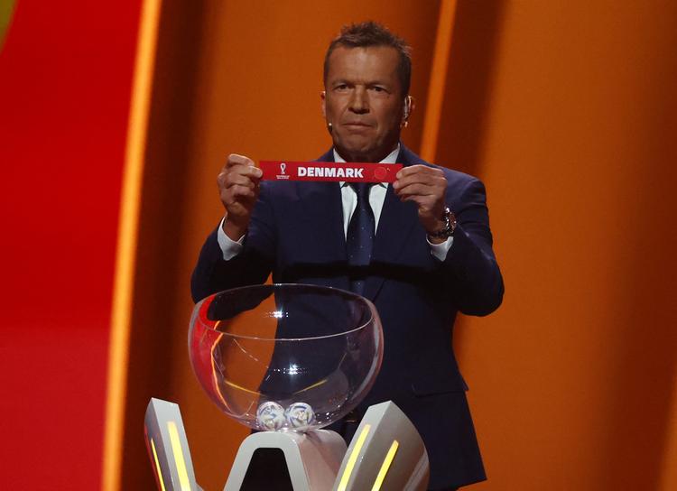 Soccer Football - World Cup - Final Draw - Doha Exhibition &amp; Convention Center, Doha, Qatar - April 1, 2022 Draw assistant Lothar Matthaus draws Denmark REUTERS/Kai Pfaffenbach Foto: Kai Pfaffenbach/Ritzau Scanpix