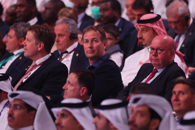 DBU's direktør Jakob Jensen, landstræner Kasper Hjulmand og formand Jesper Møller ved godt, at de tager til VM i Qatar med en krævende opgave ud over den sportslige. Foto: Karim Jaafar/Ritzau Scanpix