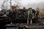 En ukrainsk soldater ved en af de mange russiske kampvogne, som er blevet ødelagt under invasionen.  Foto: Ronaldo Schemidt/Ritzau Scanpix