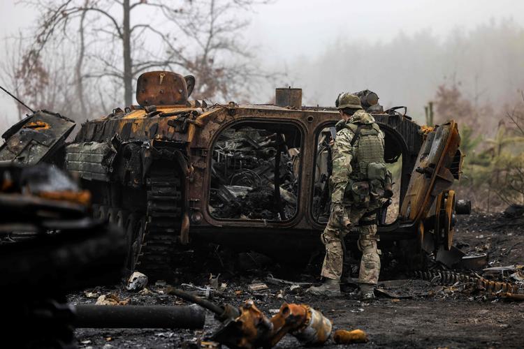 En ukrainsk soldater ved en af de mange russiske kampvogne, som er blevet ødelagt under invasionen.  Foto: Ronaldo Schemidt/Ritzau Scanpix