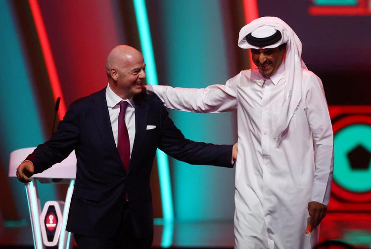 Fifa-præsident Gianni Infantino og Qatars emir Sheikh Tamim bin Hamad al-Thani var jublende glade, da de fredag var på podiet ved VM-lodtrækningen, der ikke holdt, hvad der på forhånd var lovet.  Foto: Kai Pfaffenbach/Ritzau Scanpix