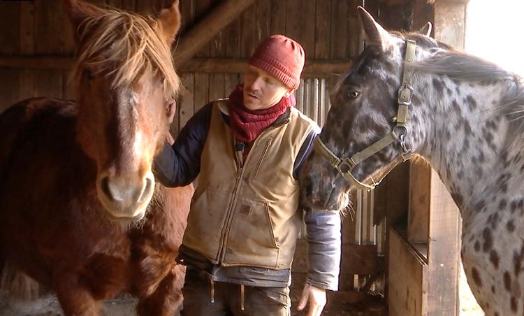 I afsnittet 'Ménage à trois' tager bonderøven Frank Erichsen emnet skinsyge blandt dyr op.  Foto: Peter Wath