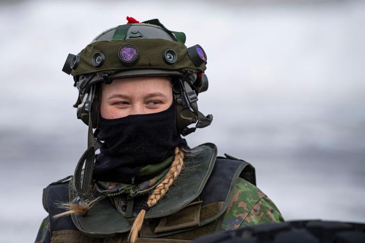 En finsk soldat fotograferet i marts, hvor hun deltog i en fælles øvelse i det nordlige Norge.  Foto: Jonathan Nackstrand/Ritzau Scanpix