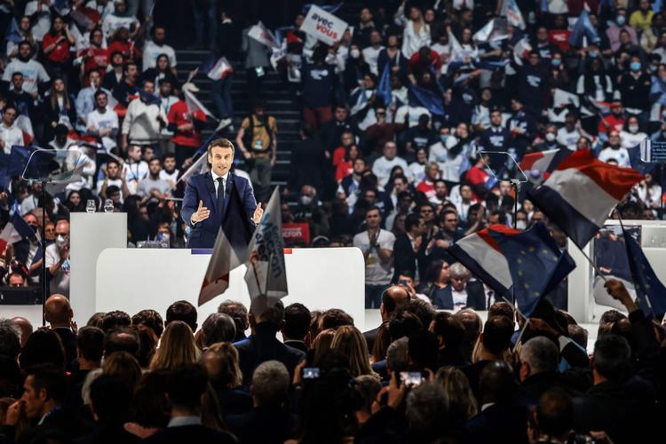    Præsident Macron angreb sine modkandidater på det yderste højre på hans møde med 30.000 tilhængere lørdag. Han definerer klart Marine Le Pen som hovedfjenden. Foto: Ludovic Marin/Ritzau Scanpix