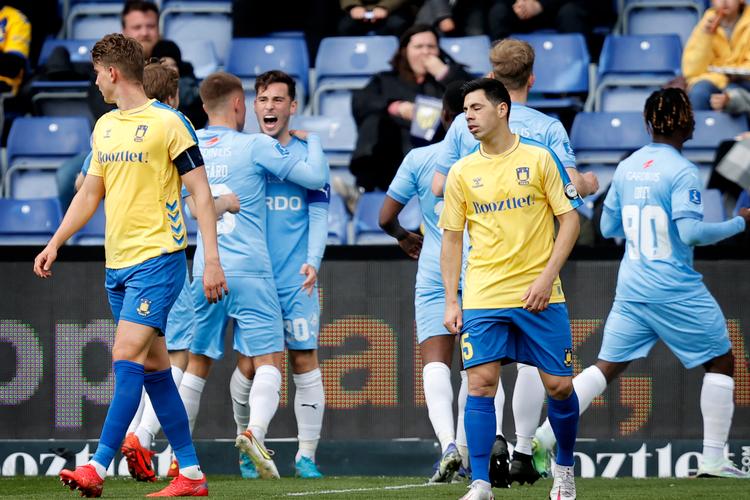Brøndbys anfører, Andreas Maxsø, og backen Blas Riveros ærgrer sig, efter at Vito Hammershøy-Mistrati har bragt Randers foran med 1-0. Foto: Jens Dresling
