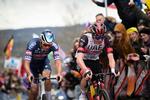 Tadej Pogacar har her endnu kontrol over Flandern Rundt med Mathieu van der Poel på hjul. Men i finalen dummede sloveneren sig og måtte nøjes med fjerdepladsen, mens van der Poel sejrede.
 Foto: Kristof Van Accom/Ritzau Scanpix