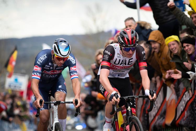 Tadej Pogacar har her endnu kontrol over Flandern Rundt med Mathieu van der Poel på hjul. Men i finalen dummede sloveneren sig og måtte nøjes med fjerdepladsen, mens van der Poel sejrede.
 Foto: Kristof Van Accom/Ritzau Scanpix