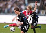 AaB'eren Malthe Højholt slås om bolden med FC Københavns William Bøving under søndag aftens superligakamp i Aalborg.  Foto: Henning Bagger/Ritzau Scanpix
