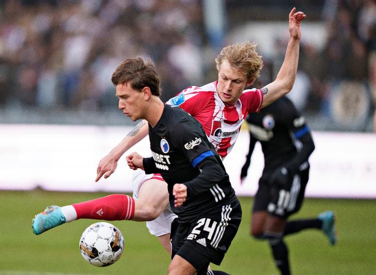 AaB'eren Malthe Højholt slås om bolden med FC Københavns William Bøving under søndag aftens superligakamp i Aalborg.  Foto: Henning Bagger/Ritzau Scanpix