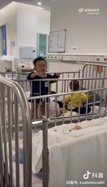 På kinesiske sociale medier er videoer gået viralt, hvor småbørn tilsyneladende adskilles fra deres forældre på grund af coronaepidemien. Foto: Videograb 