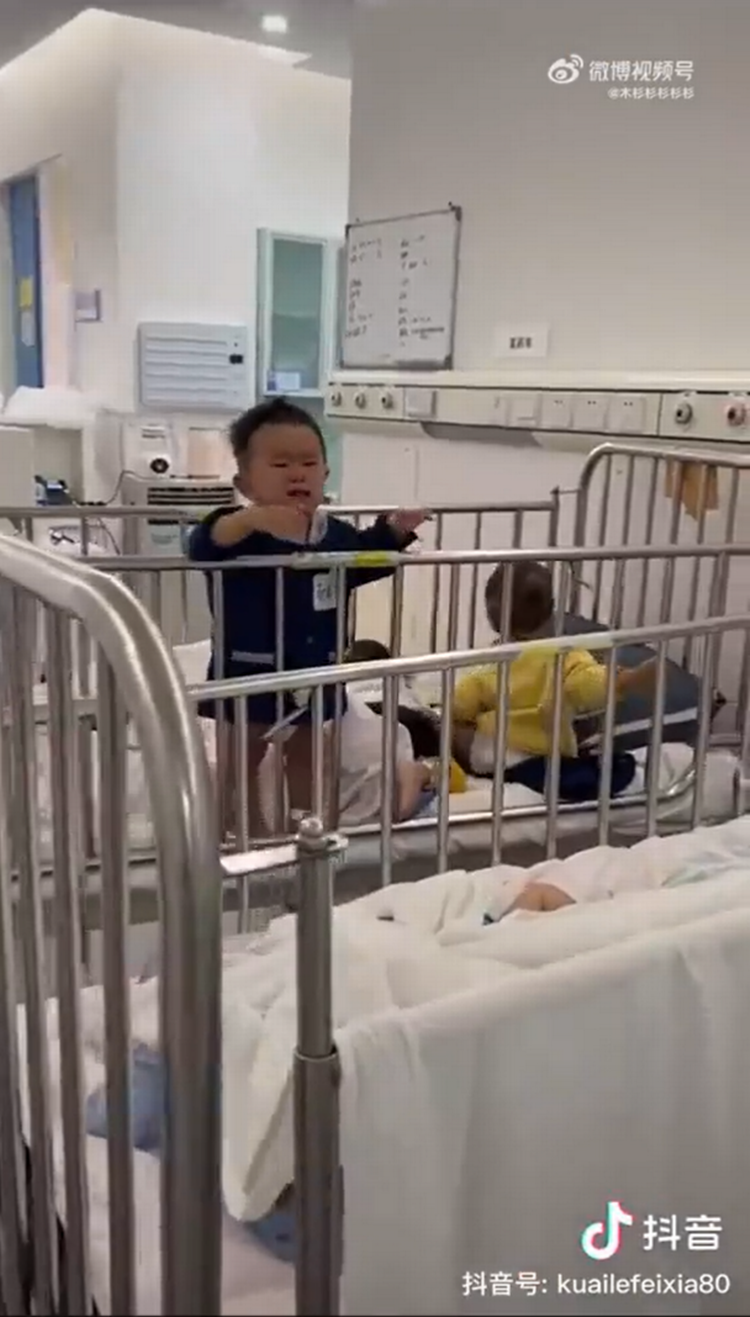 På kinesiske sociale medier er videoer gået viralt, hvor småbørn tilsyneladende adskilles fra deres forældre på grund af coronaepidemien. Foto: Videograb 