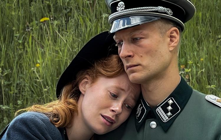 En moms på kunstnerisk arbejde kan ende med at betyde dyrere film - og tv-pakker for danskerne, lyder det fra branchen. Her er det den premiereaktuelle 'De forbandede år 2'. Framegrab 