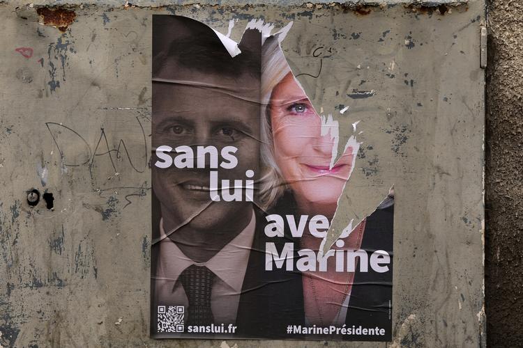    Præsident Macron har regeret Frankrig oppe fra og ned. Millioner af franskmænd føler sig overset, og resultatet er markant fremgang til kræfter, som hævder at tale folkets sag.  Arkivtegning  Pascal Rossignol