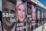 Uden ham - med Marine, står der på plakaterne. Valget tegner til at blive en gentagelse af opgøret i 2017, men Marine Le Pen står til en voldsom fremgang. Foto: Joel Saget/Ritzau Scanpix