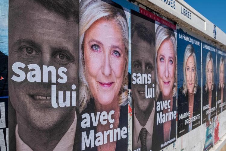 Uden ham - med Marine, står der på plakaterne. Valget tegner til at blive en gentagelse af opgøret i 2017, men Marine Le Pen står til en voldsom fremgang. Foto: Joel Saget/Ritzau Scanpix