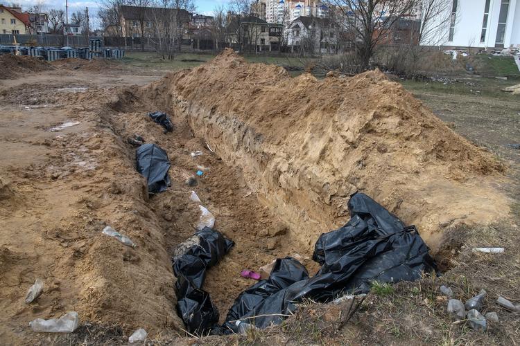 En massegrav med ofre, der menes at være myrdet af russerne under deres månedlange besættelse af Butja. Graven blev efterladt udækket, da russerne i hast måtte retirere fra de besatte områder nær Kyiv. Foto: Stringer/Ritzau Scanpix