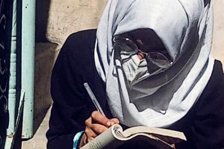 Den 17-årige Nargis tager sin skoleuniform på, når hun studerer derhjemme, fordi det får hende til at føle, at hun er i skole..  Foto: Privatfoto