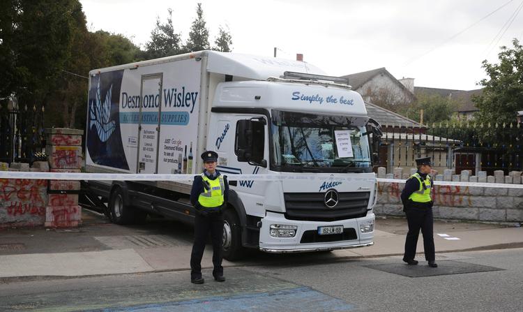 Betjente bevogter adgangen til den russiske ambassade i Dublin efter lastbil-'angrebet i marts. Lastbilen er væk, porten er repareret, men nu har ambassaden et helt andet problem. Foto: Lorraine O'sullivan/Ritzau Scanpix