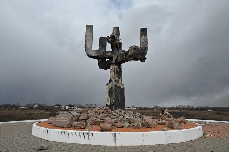 Et monument i byen Kharkiv, der markerer ofrene for holocaust, står beskadiget efter russiske angreb.  Foto: Sergey Bobok/Ritzau Scanpix