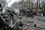 Ukrainske soldater går forbi smadrede russiske kampvogne og militærkøretøjer o Dmytrivka vest for Kyiv.  Efter russerne har trukket sig tilbage fra området. Foto: Genya Savilov/Ritzau Scanpix