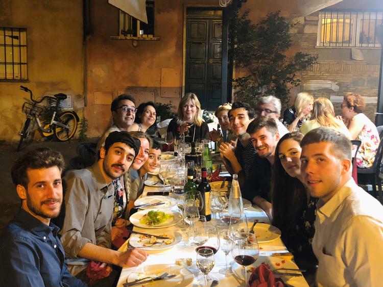 Eva Ravnbøl spiser fødselsdagsmiddag med sin italienske familie. Foto: Privatfoto