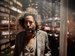 Dan Bejar har i front for Destroyer udgivet et selskabeligt diskoalbum, der føles som en vandring gennem et dyrt kunstgalleri. Foto: Nicolas Bragg