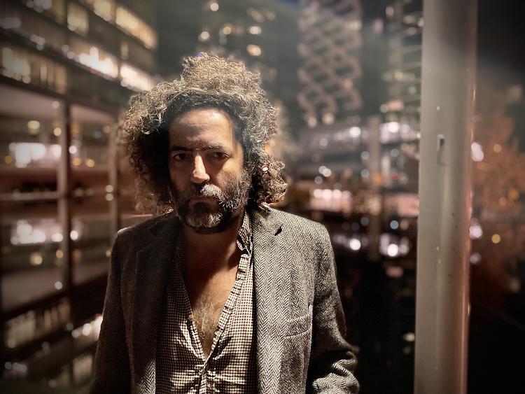 Dan Bejar har i front for Destroyer udgivet et selskabeligt diskoalbum, der føles som en vandring gennem et dyrt kunstgalleri. Foto: Nicolas Bragg