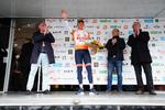 Tre førertrøjer blev Mads Pedersen iklædt efter triumfen i Circuit Cycliste Sarthe, men det var kun, da han hyldedes for etapesejren, at hans glade smil var at se. Ved de to andre lejligheder var det dækket af et mundbind. Foto: Circuit Cycliste Sarthe. 