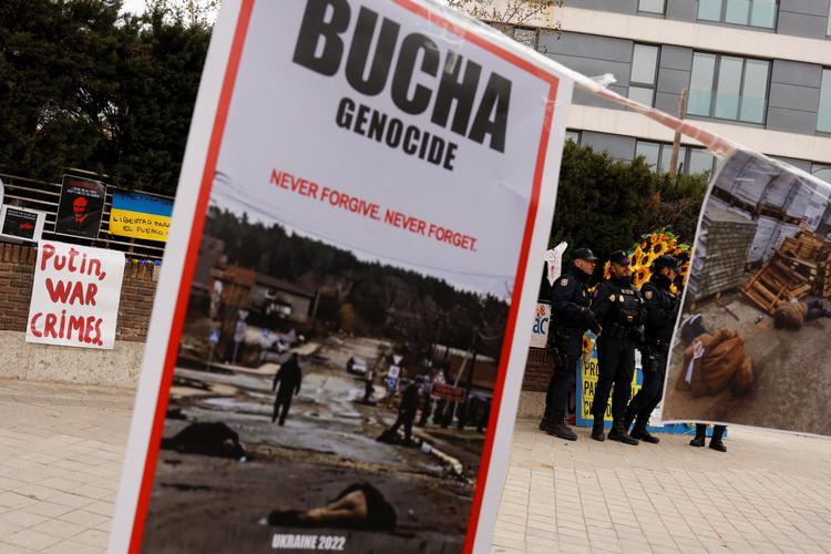 Tirsdag var der demonstration uden for den russiske ambassade i den spanske hovedstad, Madrid, i protest mod massakren i Butja i Ukraine. Den fandt sted, efter at Spanien udviste 25 russiske diplomater. Foto: Susana Vera/Ritzau Scanpix