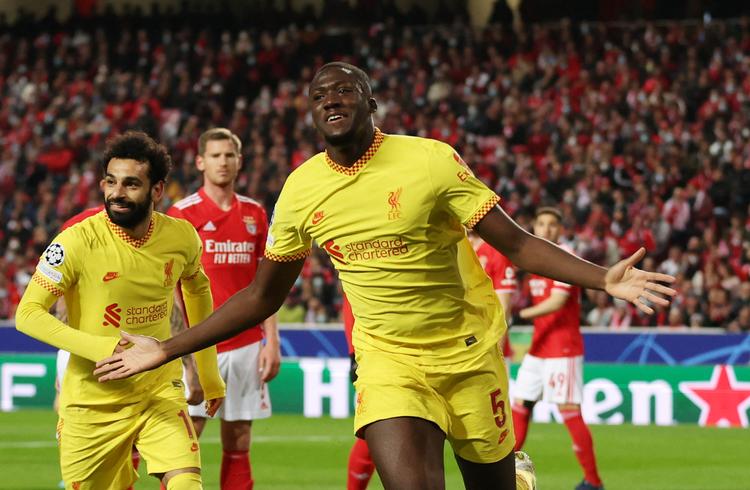 Liverpools meget bevægelige forsvarer Ibrahima Konaté leverede en stor første halvleg, som han krydrede med en sikker hovedstødsscoring. Den fejrer han her på Estadio da Luz i Lissabon.  Foto: Matthew Childs/Ritzau Scanpix