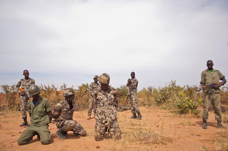 Human Rights Watch beretter, at øjenvidner har oplyst organisationen om, at Mali militær og russisktalende soldater har henrettet civile i Mopti-regionen. På dette billede fra 2012 øver maliske soldater sig i at håndtere en gidselsituation i netop Mopti-regionen. Foto: Francois Rihouay/Ritzau Scanpix