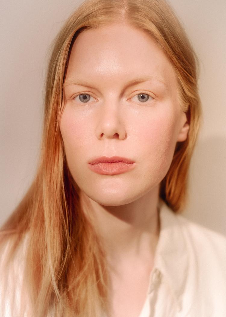 Nanna Storr-Hansen (f. 1991) debuterede i 2017 med 'Spektakel'. 'Bøgetid' er hendes fjerde bog. Der er forrygende digte., men også nogle der er mere postulerede end poetiske.  Foto: Martin Johanssen