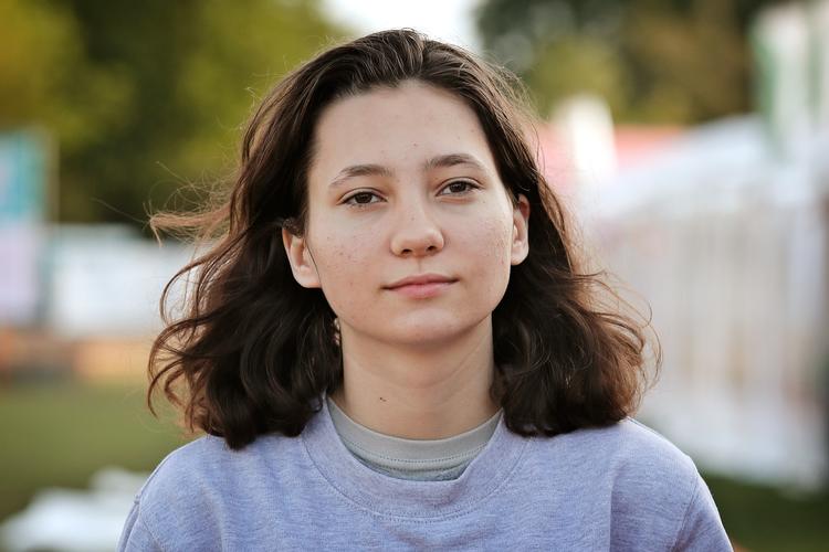 20-årige Olga Misik er en kendt russisk systemkritiker og demokratiforkæmper. Hendes hoveddør blev for nylig overmalet med skældsord. Her er hun fotografet i 2019 under et besøg i Danmark. Foto: Jens Dresling