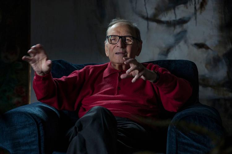Det er, når Ennio Morricone selv fortæller om sin musik, at filmen for alvor begejstrer.  