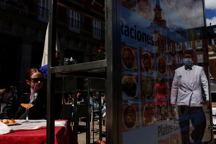 En turist slapper af på Plaza Mayor i Madrid. Foto: Susana Vera/Ritzau Scanpix