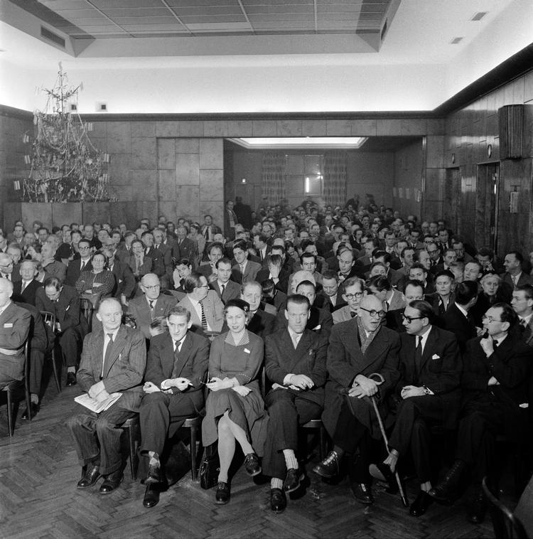 Forsamlingen af vrede sparere søndag 22. december 1957 i Karnappen i Niels Hemmingsens Gade. Foto: Erik Petersen