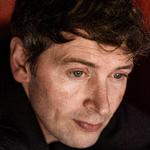 Jesper Wung-Sung har i tyve år brygget på en efterskoleroman. Nu er den her, og det er en klokkeren hyldest til skoleformen. Foto: Mads Nissen