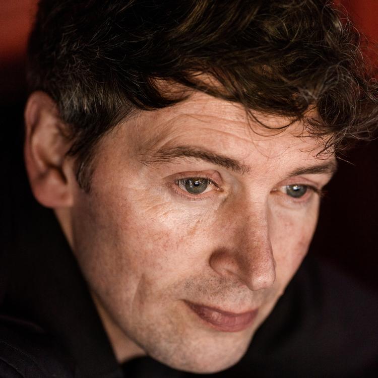 Jesper Wung-Sung har i tyve år brygget på en efterskoleroman. Nu er den her, og det er en klokkeren hyldest til skoleformen. Foto: Mads Nissen