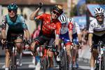 Pello Bilbao holder lige netop verdensmesteren Julian Alaphilippe og russeren Aleksandr Vlasov bag sig på 3. etape i Baskerlandet Rundt. 