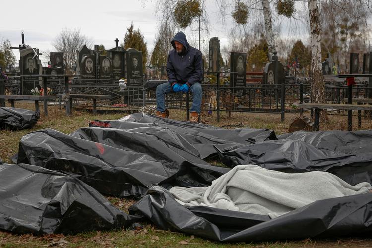 Døde civile samles sammen i sort plastik i byen Butja tæt på hovedstaden Kyiv.     Foto: Stringer/Ritzau Scanpix