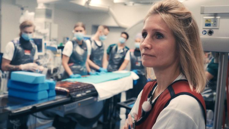 Narkoselæge og traumeleder Emilie Øberg er en af hovedpersonerne i DR's nye serie fra Rigshospitalet, 'Med livet i hænderne'. Foto: DR