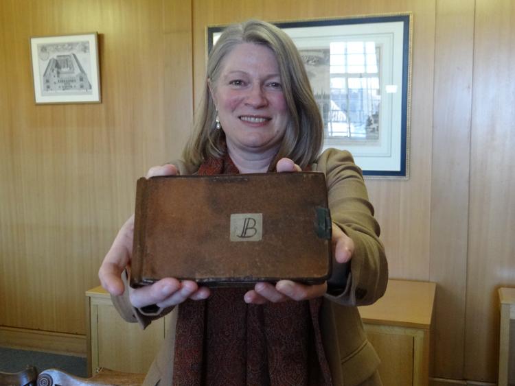 Bibliotekar Jessica Gardner fra universitetsbiblioteket i Cambridge med en af de to lommebøger, der dukkede op igen uden for hendes kontor efter for 22 år siden at være blevet stjålet fra universitetet.  Foto: Cambridge University Library
